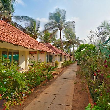 Morjim Holiday Beach Resort Buitenkant foto