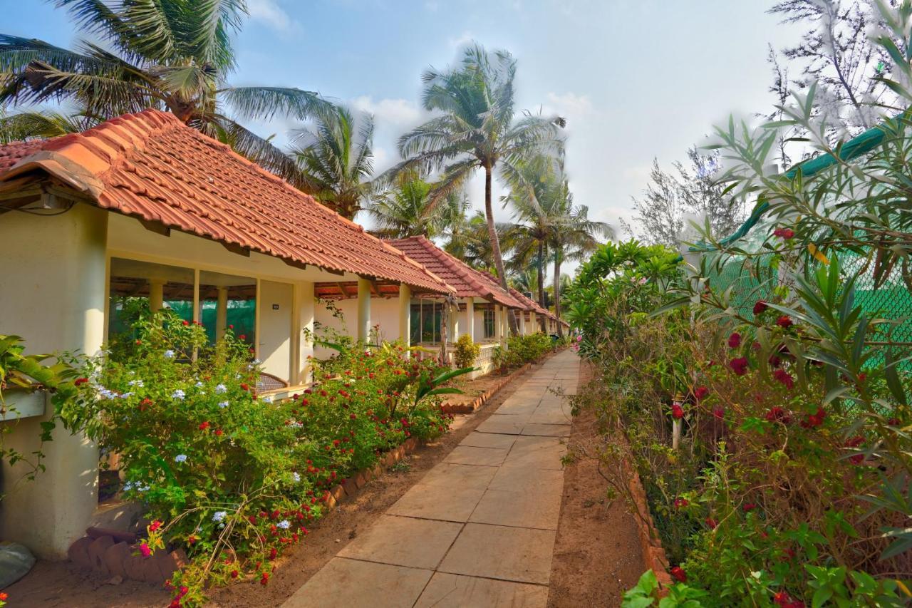 Morjim Holiday Beach Resort Buitenkant foto