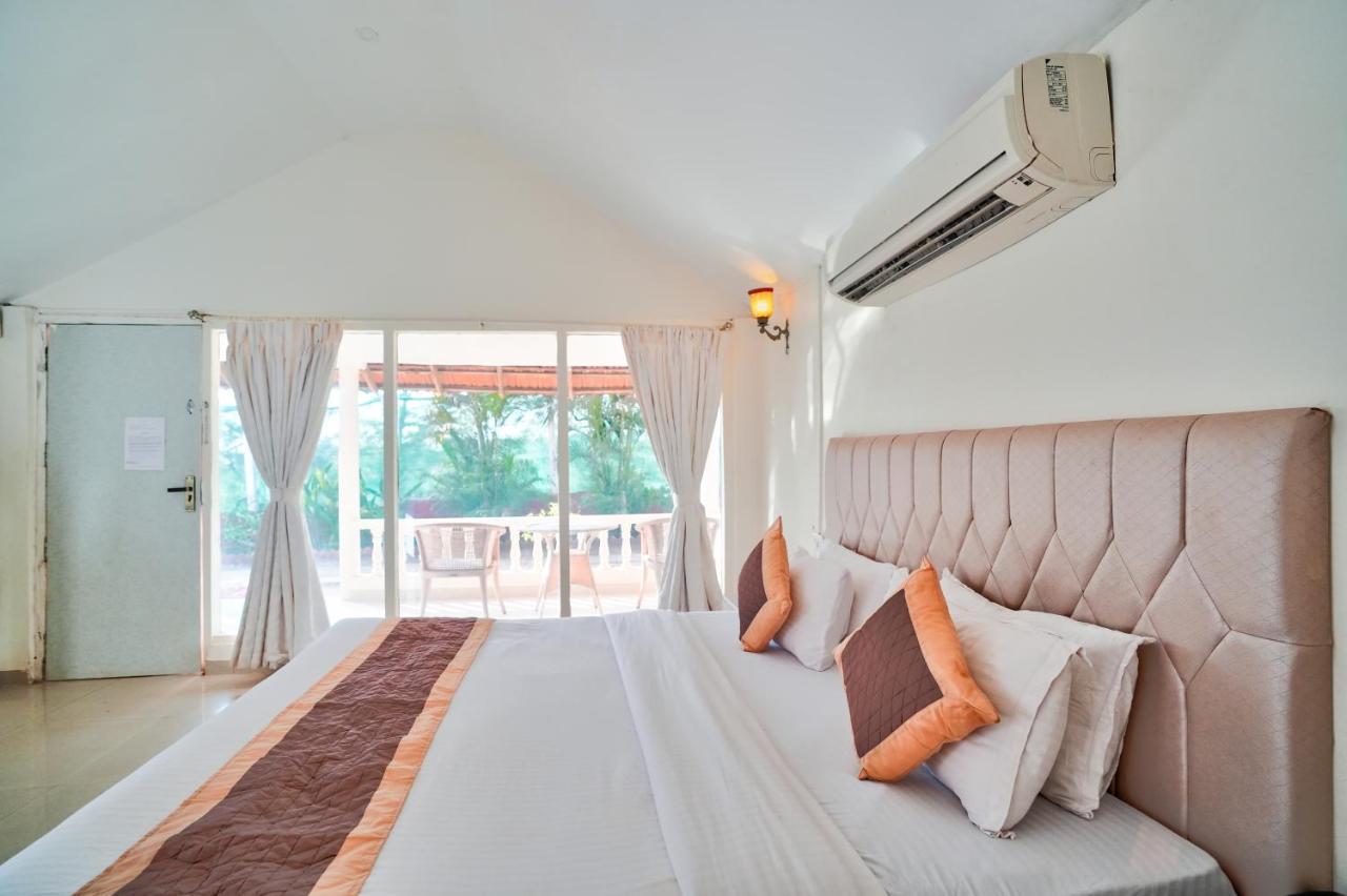 Morjim Holiday Beach Resort Buitenkant foto
