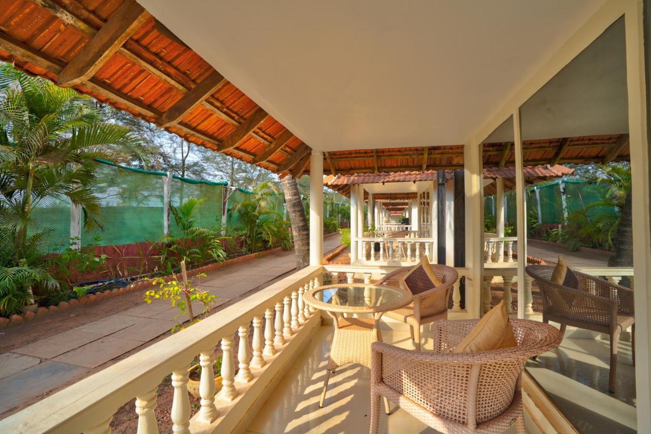 Morjim Holiday Beach Resort Buitenkant foto