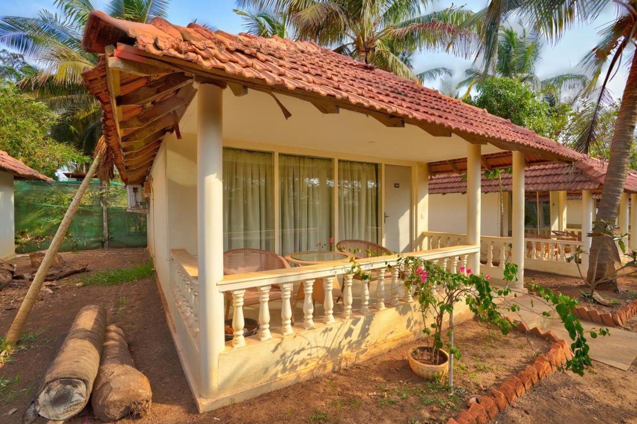 Morjim Holiday Beach Resort Buitenkant foto