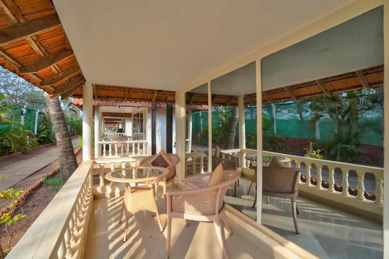 Morjim Holiday Beach Resort Buitenkant foto