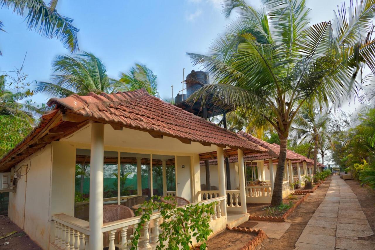 Morjim Holiday Beach Resort Buitenkant foto