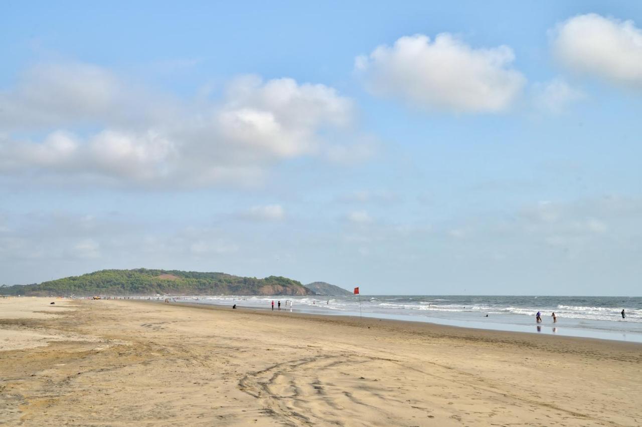 Morjim Holiday Beach Resort Buitenkant foto