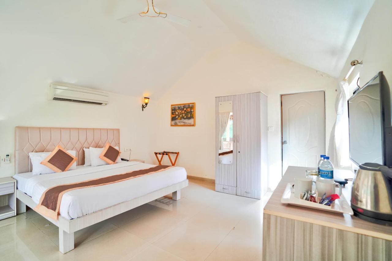 Morjim Holiday Beach Resort Buitenkant foto