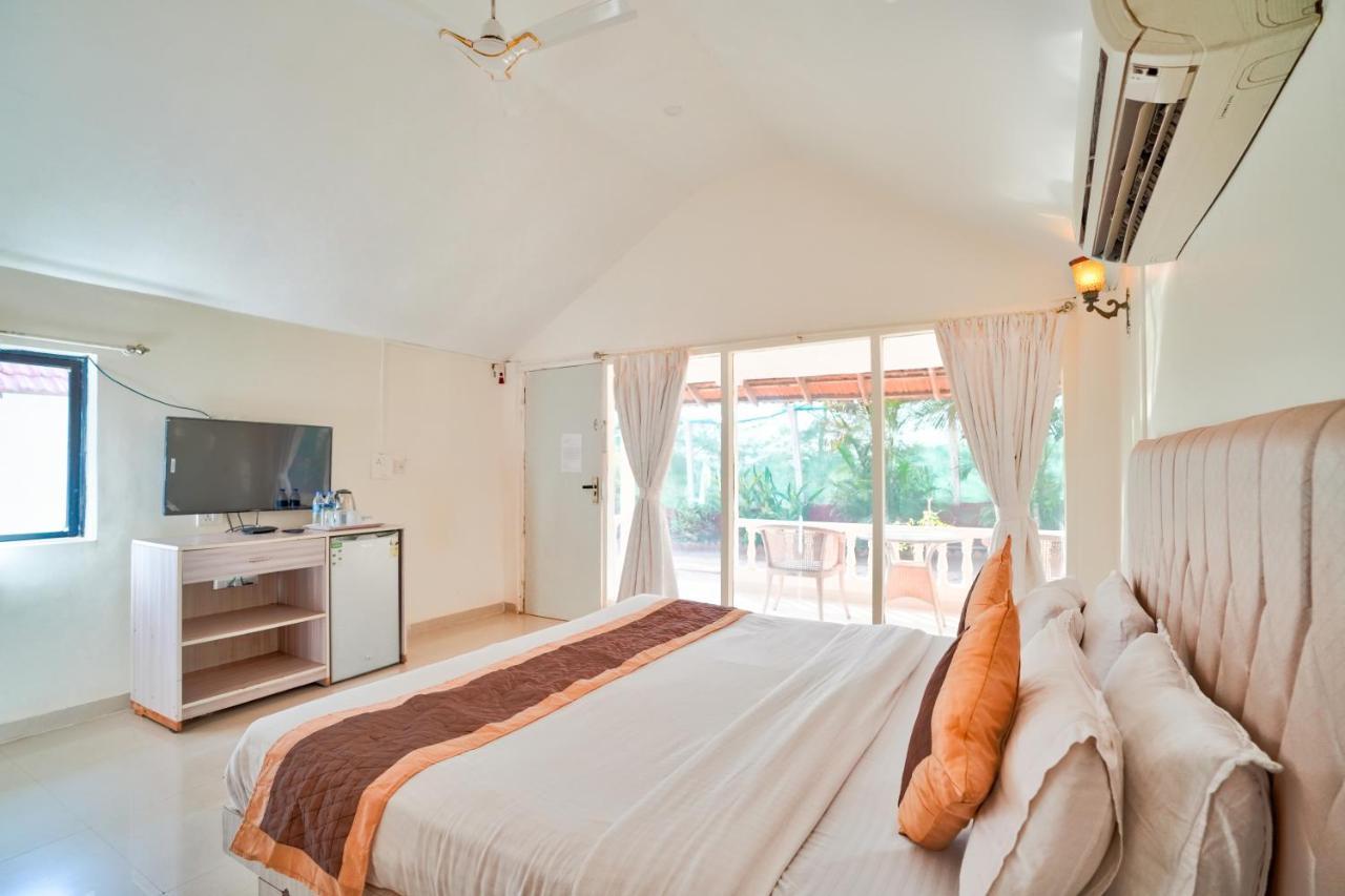 Morjim Holiday Beach Resort Buitenkant foto