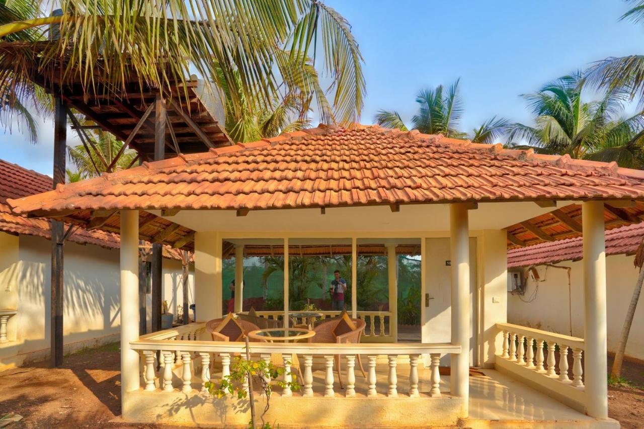 Morjim Holiday Beach Resort Buitenkant foto