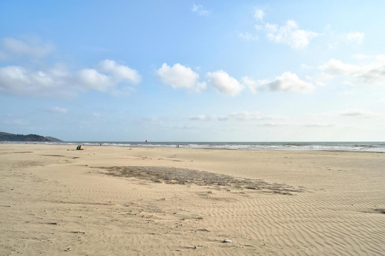 Morjim Holiday Beach Resort Buitenkant foto